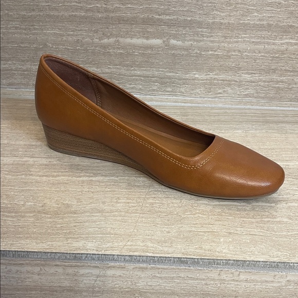 BareTraps Shoes - BareTraps UEC Sz 9.5 “Covette” Leather Round-Toe wedged in Cognac